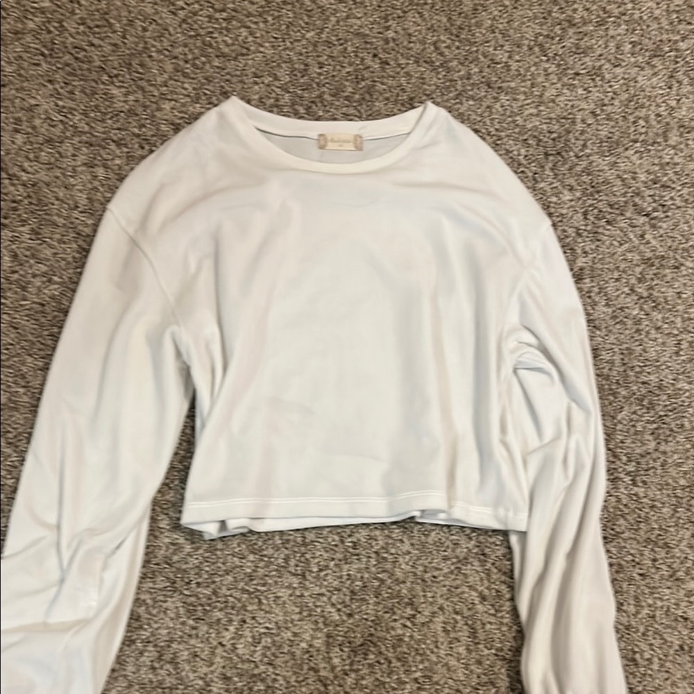 White long sleeve crop sweatshirt with crew neck and relaxed fit